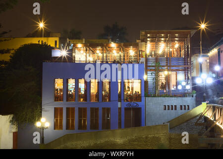 LIMA, PERU - 10. Juli 2013: Die Tio Mario Restaurant Anticucheria an der Brücke Puente de los Suspiros im Stadtteil Barranco am Abend des J Stockfoto