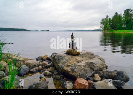 Malerische Stein Küste der Insel auf dem See. Ladoga Schären, Karelien. Stockfoto