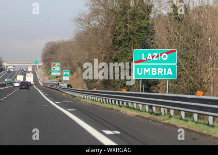 Italienische Autobahn und das Schild an der Grenze zwischen Latium und Umbrien in Italien Stockfoto