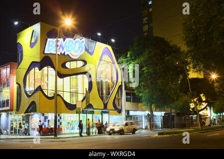 LIMA, PERU - 12. MÄRZ 2012: Der peruanische Fast Food Restaurant Bembos an der Ecke der Avenida Jose Larco und Calle Jose Gonzales im Bezirk M Stockfoto