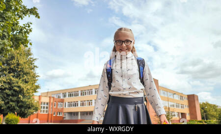 Happy elf Jahre alte Schülerin stellt sich vor einer Videokamera an einem Sommertag. Stockfoto