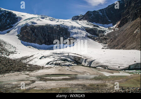 High mountain Gletscher in den Alpen liegt in der Sonne. Sulzenauferner 2011 Stockfoto