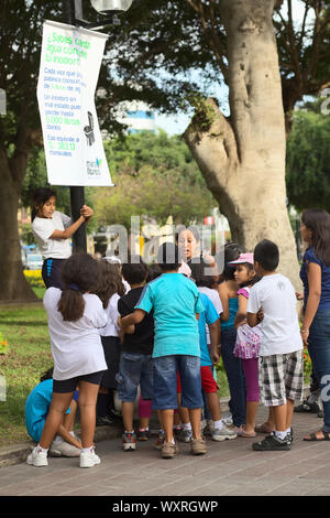 LIMA, PERU - 21. MÄRZ 2012: Unbekannter Erwachsene und Kinder in der Kennedy Park im Stadtteil Miraflores am 21. März in Lima, Peru, 2012. Eine wom Stockfoto