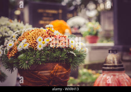 Blumenstrauß aus bunten Blumen während christliche Allerheiligen Veranstaltung im Grab auf dem Friedhof liegen Stockfoto