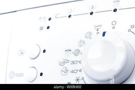 Über das Bedienfeld eines automatischen home Waschmaschine Detail. selektive Fokus mit geringer Tiefenschärfe. Stockfoto