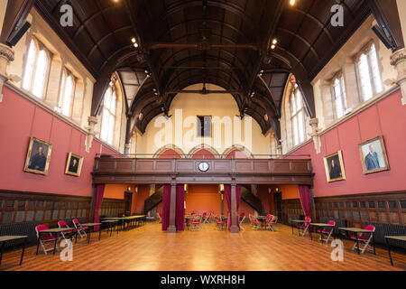 Innenraum der Halle auf Charterhouse School, eine historische Internat in Surrey, England, UK. Stockfoto