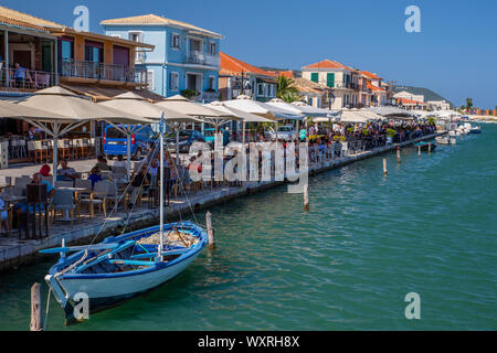 Angeln Boot entlang der Küste in die Stadt Lefkada auf Lefkada/Lefkas Insel, Griechenland Stockfoto