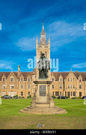 Charterhouse School, eine historische Internat in Surrey, England, UK. Statue des Gründers Thomas Sutton vor der Schule und Gründer Gericht. Stockfoto