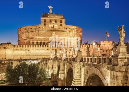 Rom, Italien, 29. Juni 2018: Die Nacht der Kuppel des Castel Sant'Angelo, Monument, das jedes Jahr von Millionen Touristen aus der ganzen Welt Stockfoto