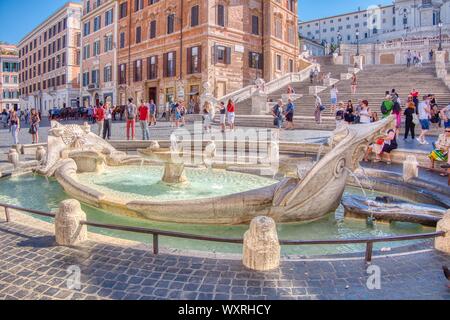 Rom, Italien, 30. Juni 2018: Die berühmten Fontana della Barcaccia, in der Piazza di Spagna entfernt, am Fuße der Spanischen Treppe Stockfoto