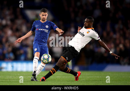 Chelseas Jorginho (links) und Valencias Geoffrey Kondogbia Kampf um den Ball während der UEFA Champions League Gruppe H an der Stamford Bridge, London. Stockfoto