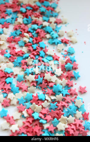 Sugar topping für Kuchen, Rahmen auf einem weißen Hintergrund, freier Platz für Text. Stockfoto