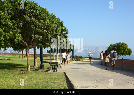 LIMA, PERU - 30. MÄRZ 2012: Nicht identifizierte Personen in Antonio Raimondi Park an der Küste von den Stadtteil Miraflores mit Blick auf die südliche Küste Stockfoto