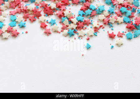 Sugar topping für Kuchen, Rahmen auf einem weißen Hintergrund, freier Platz für Text. Stockfoto