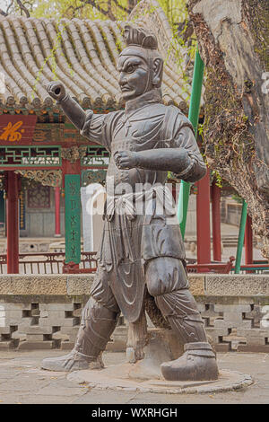 Bügeleisen Ritter stehend in der Jinci Tempel in Taiyuan Stockfoto