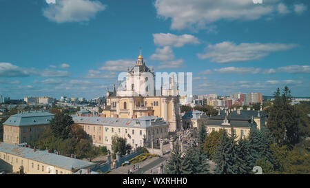 Luftaufnahme von St. Jura St. George's Cathedral Kirche gegen "Cloudscape" in der Altstadt von Lviv, Ukraine. Von drone Griechisch-katholische Kathedrale der Stadt gedreht. Die wichtigsten Heiligtum der ukrainischen griechisch-katholischen Stockfoto