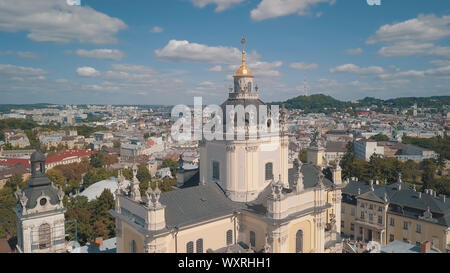 Luftaufnahme von St. Jura St. George's Cathedral Kirche gegen "Cloudscape" in der Altstadt von Lviv, Ukraine. Von drone Griechisch-katholische Kathedrale der Stadt gedreht. Die wichtigsten Heiligtum der ukrainischen griechisch-katholischen Stockfoto