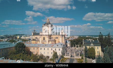 Luftaufnahme von St. Jura St. George's Cathedral Kirche gegen "Cloudscape" in der Altstadt von Lviv, Ukraine. Von drone Griechisch-katholische Kathedrale der Stadt gedreht. Die wichtigsten Heiligtum der ukrainischen griechisch-katholischen Stockfoto