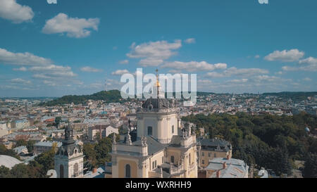 Luftaufnahme von St. Jura St. George's Cathedral Kirche gegen "Cloudscape" in der Altstadt von Lviv, Ukraine. Von drone Griechisch-katholische Kathedrale der Stadt gedreht. Die wichtigsten Heiligtum der ukrainischen griechisch-katholischen Stockfoto