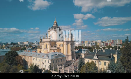 Luftaufnahme von St. Jura St. George's Cathedral Kirche gegen "Cloudscape" in der Altstadt von Lviv, Ukraine. Von drone Griechisch-katholische Kathedrale der Stadt gedreht. Die wichtigsten Heiligtum der ukrainischen griechisch-katholischen Stockfoto