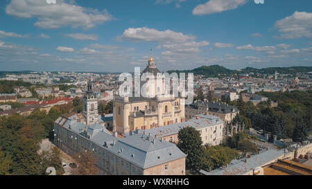 Luftaufnahme von St. Jura St. George's Cathedral Kirche gegen "Cloudscape" in der Altstadt von Lviv, Ukraine. Von drone Griechisch-katholische Kathedrale der Stadt gedreht. Die wichtigsten Heiligtum der ukrainischen griechisch-katholischen Stockfoto