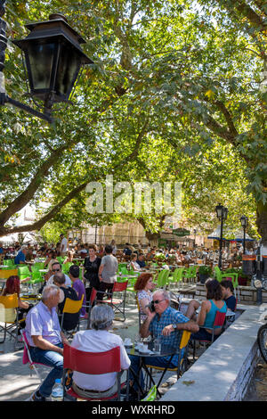 Tavernen unter den Platanen in Karya, Lefkada Stadt/Insel Lefkas, Griechenland Stockfoto