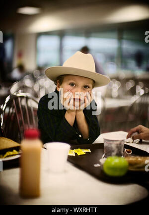 Junge am Flughafen Cafeteria Stockfoto