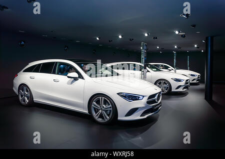 FRANKFURT - Sep 15, 2019: weiße Mercedes-Benz CLA 200 Shooting Brake Autos in einer Reihe stehen auf der IAA 2019 International Motor Show, kompakte Luxury Car b Stockfoto