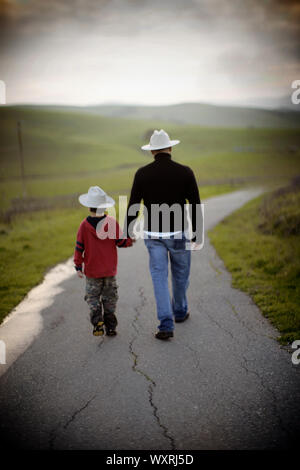 Vater im Sohn weg gehen Hand in Hand Stockfoto