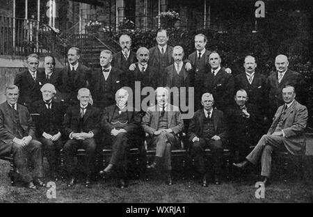 Die erste Labour-Regierung in den Gärten von 10 & 11 Downing Street, 1924. James Ramsay MacDonald (1866-1937), wurde Labours erster richtiger Führer im Jahr 1922. Er war vom 22nd. Januar 1924 bis zum 3rd. November 1924 nicht nur Premierminister, sondern wurde auch Außenminister, eine Doppelrolle, die Arthur Henderson, der Innenminister wurde, entfremdete. Das ehemalige Mitglied der Unabhängigen Arbeiterpartei (ILP) Philip Snowden wurde Schatzkanzler, während James Henry Thomas und John Robert Clynes Kolonialsekretär bzw. Lord Privy Seal wurden. Stockfoto