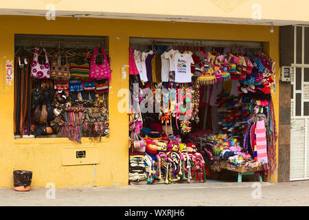 BANOS, ECUADOR - 22. FEBRUAR 2014: Einer der vielen Souvenirläden am 22. Februar 2014 in Banos, Ecuador. Stockfoto