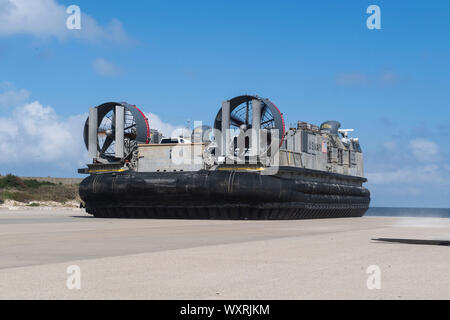 190916-N-SB 587-1186 Virginia Beach, Virginia (Sept. 16, 2019) Service Mitglieder von Joint Task Force zivilen Unterstützung (JTF-CS) und Angriff Handwerk Einheit verschieben 4 Fahrzeuge aus der Gemeinsamen Expeditionary Base wenig Creek-Fort Geschichte Fort Eustis während eines mobilen Übung (Mobex) zu simulieren, die Koordinierung und Zusammenarbeit zwischen den Einheiten. JTF-CS rechnet, Pläne und bereitet sich für Chemische, biologische, radiologische und nukleare Verteidigung Unterstützung der zivilen Behörden (CBRN-DSCA) Antwort. Wenn gerichtet, JTF-CS entfaltet sich innerhalb von 24 Stunden nach der Mitteilung an den Befehl DOD Kräfte in der Unterstützung der Zivilgesellschaft autorisierten und Stockfoto