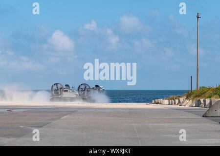 190916-N-SB 587-1216 Virginia Beach, Virginia (Sept. 16, 2019) Service Mitglieder von Joint Task Force zivilen Unterstützung (JTF-CS) und Angriff Handwerk Einheit verschieben 4 Fahrzeuge aus der Gemeinsamen Expeditionary Base wenig Creek-Fort Geschichte Fort Eustis während eines mobilen Übung (Mobex) zu simulieren, die Koordinierung und Zusammenarbeit zwischen den Einheiten. JTF-CS rechnet, Pläne und bereitet sich für Chemische, biologische, radiologische und nukleare Verteidigung Unterstützung der zivilen Behörden (CBRN-DSCA) Antwort. Wenn gerichtet, JTF-CS entfaltet sich innerhalb von 24 Stunden nach der Mitteilung an den Befehl DOD Kräfte in der Unterstützung der Zivilgesellschaft autorisierten und Stockfoto