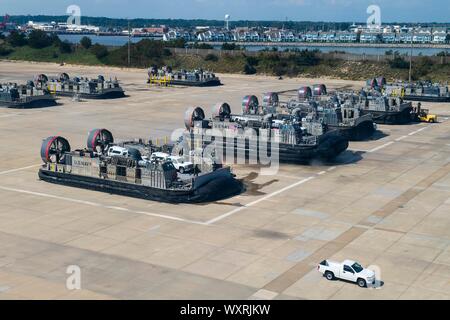 190916-N-SB 587-1067 Virginia Beach, Virginia (Sept. 16, 2019) Service Mitglieder von Joint Task Force zivilen Unterstützung (JTF-CS) und Angriff Handwerk Einheit verschieben 4 Fahrzeuge aus der Gemeinsamen Expeditionary Base wenig Creek-Fort Geschichte Fort Eustis während eines mobilen Übung (Mobex) zu simulieren, die Koordinierung und Zusammenarbeit zwischen den Einheiten. JTF-CS rechnet, Pläne und bereitet sich für Chemische, biologische, radiologische und nukleare Verteidigung Unterstützung der zivilen Behörden (CBRN-DSCA) Antwort. Wenn gerichtet, JTF-CS entfaltet sich innerhalb von 24 Stunden nach der Mitteilung an den Befehl DOD Kräfte in der Unterstützung der Zivilgesellschaft autorisierten und Stockfoto