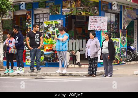 BANOS, ECUADOR - 22. FEBRUAR 2014: Nicht identifizierte Personen an der Ecke der Straßen Oriente und Pedro Vicente Maldonado in Baños, Ecuador Stockfoto