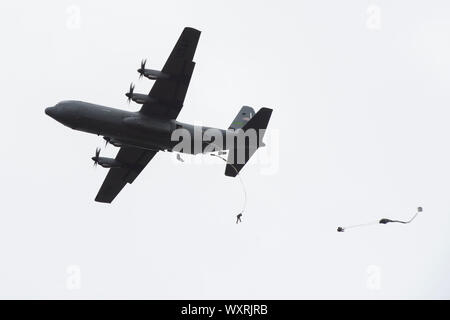 Armee Fallschirmjäger mit der 4 Infantry Brigade Combat Team (Airborne), 25 Infanterie Division, U.S. Army Alaska, springen von einem Air Force C-130 J Super Hercules während Airborne Operations bei Joint Base Elmendorf-Richardson, Alaska, Sept. 16, 2019. Die Soldaten der 4/25 gehören zu den nur American Airborne Brigade im Pazifik und sind geschult in der Luft Manöver bei extrem kalten Wetter und Höhenlage Umgebungen zur Unterstützung der Bekämpfung, Partnerschaft und Katastrophenhilfe Operationen auszuführen. (U.S. Air Force Foto von Alejandro Peña) Stockfoto