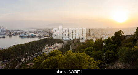 Malaga Stadt. Panoramablick auf die Stadt Malaga Gibralfaro mit dem Hafen bei Sonnenuntergang, Andalusien, Südspanien Stockfoto