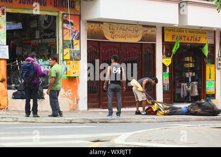 BANOS, ECUADOR - 22. FEBRUAR 2014: Unbekannte Personen im Reisebüro Wonderful Ecuador in Baños, Ecuador Stockfoto