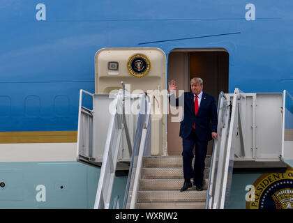 Präsident Donald J. Trumpf kommt in Kirtland Air Force Base, N.M., Sept. 16, 2019. Während seiner kurzen Besuch wurde der Präsident von den Mitgliedern des Team Kirtland begrüßt. (U.S. Air Force Foto von Airman 1st Class Austin J. Prisbrey) Stockfoto