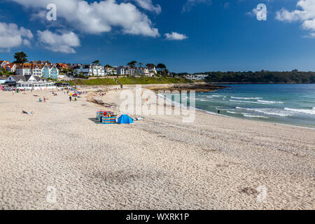 Mit Blick auf den goldenen Sandstrand von Gyllyngvase Beach Falmouth Cornwall UK Europa Stockfoto