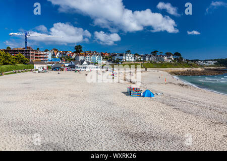 Mit Blick auf den goldenen Sandstrand von Gyllyngvase Beach Falmouth Cornwall UK Europa Stockfoto