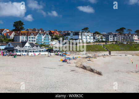 Mit Blick auf den goldenen Sandstrand von Gyllyngvase Beach Falmouth Cornwall UK Europa Stockfoto