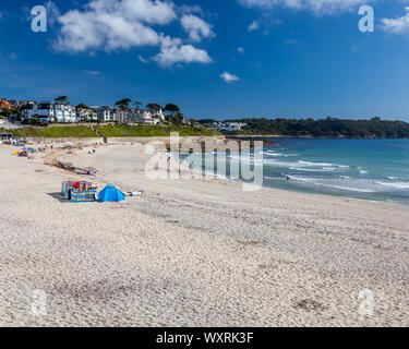 Mit Blick auf den goldenen Sandstrand von Gyllyngvase Beach Falmouth Cornwall UK Europa Stockfoto