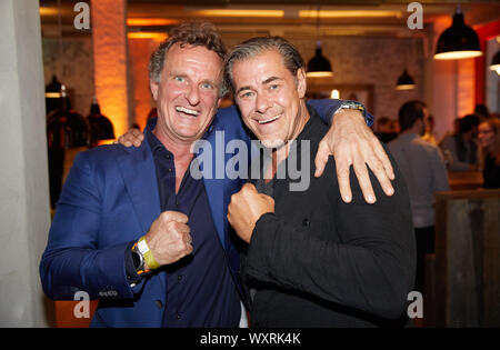 Hamburg, Deutschland. 17 Sep, 2019. Thomas Pütz (l), Präsident Bund Deutscher Berufsboxer und Sven Martinek, Schauspieler, stehen Seite an Seite während der Präsentation der neuen Konzept' Henry Pizza' in der Schweiger Restaurant "Barefood Deli' mag. Quelle: Georg Wendt/dpa/Alamy leben Nachrichten Stockfoto