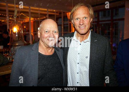 Hamburg, Deutschland. 17 Sep, 2019. Joachim Hunold (l), den ehemaligen Chef von Air Berlin, und Gerhard Delling, Journalist, stehen Seite an Seite während der Präsentation der neuen Konzept' Henry Pizza' in der Schweiger Restaurant "Barefood Deli' mag. Quelle: Georg Wendt/dpa/Alamy leben Nachrichten Stockfoto