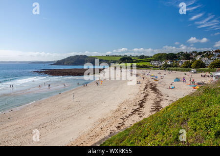 Mit Blick auf den goldenen Sandstrand von Gyllyngvase Beach Falmouth Cornwall UK Europa Stockfoto