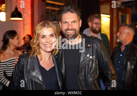 Hamburg, Deutschland. 17 Sep, 2019. Andrea Lüdke, Schauspieler, und Kai Schwarz, DJ, stehen Seite an Seite während der Präsentation der neuen Konzept' Henry Pizza' in der Schweiger Restaurant "Barefood Deli' mag. Quelle: Georg Wendt/dpa/Alamy leben Nachrichten Stockfoto