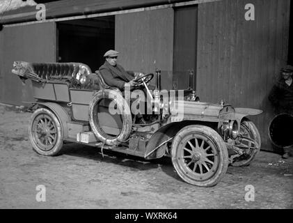 AJAXNETPHOTO. 1910 (CA.). ENGLAND. (GENAUE POSITION UNBEKANNT). - EDWARDIANISCHE AUTOFAHRER - MANN AM STEUER EINES GROSSEN OFFENEN TOURENWAGENS, MÖGLICHERWEISE EINES MORS 'ROI DE BELGES' TOURER1903-5. FOTOGRAF:UNBEKANNT © DIGITAL IMAGE COPYRIGHT AJAX VINTAGE PICTURE LIBRARY QUELLE: AJAX VINTAGE PICTURE LIBRARY COLLECTION REF:()AVL MOT CAR JB 80201 20 Stockfoto