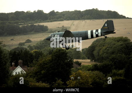 AJAXNETPHOTO. 2. SEPTEMBER, 2013. SHOREHAM, England. - Letzte DER WENIGEN - eines der wenigen verbliebenen flugfähig Douglas C-47 SKYTRAIN S Landung in SHOREHAM AIRPORT WÄHREND DER SHOW. Foto: Jonathan Eastland/AJAX REF D 1130109 592 Stockfoto