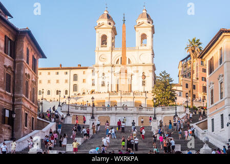 Rom, Italien, 16. Juli 2019: die Piazza di Spagna mit der Spanischen Treppe in Rom, Italien Stockfoto